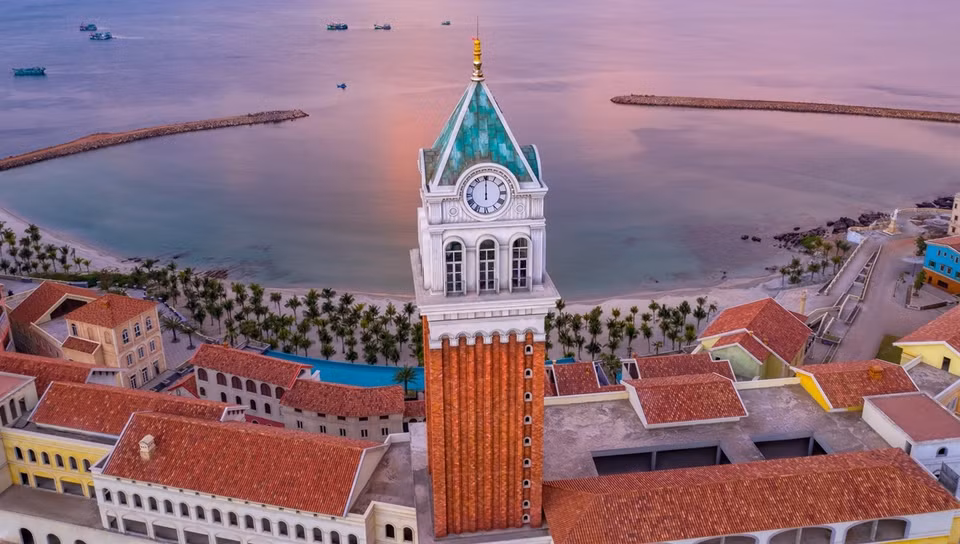 La torre del reloj de Central Village (aldea central) se ubica en el centro del pueblo mediterráneo. Con una altura de hasta 75 metros, la obra está inspirada en el icónico campanario italiano Campanile de San Marcos. (Foto: Sun Group)