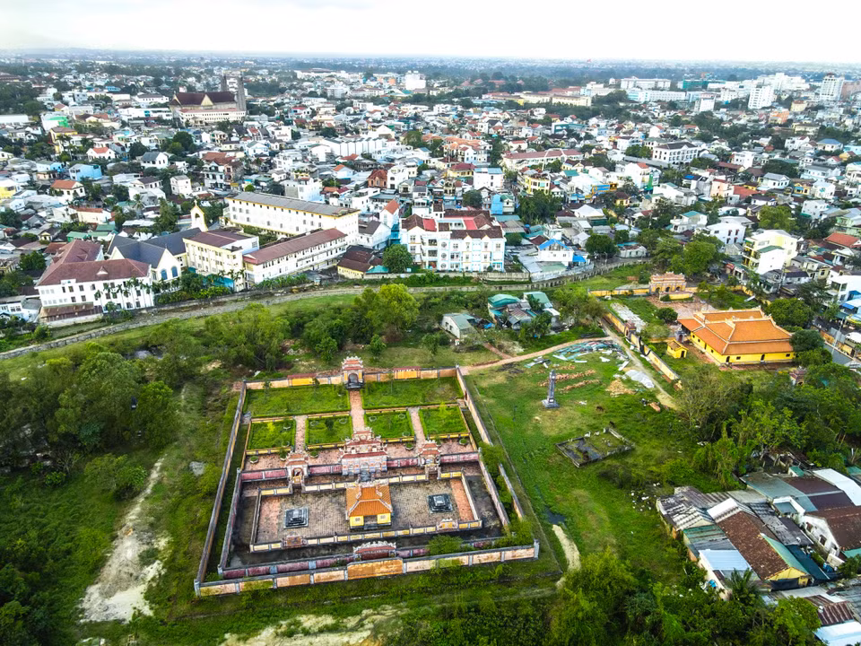 El mausoleo del rey Duc Duc, también conocido como An Lang, se encuentra en el distrito de An Cuu, a unos dos kilómetros del centro de Hue. Duc Duc reinó durante tres días en julio de 1883 antes de ser depuesto, el más breve de los 13 gobernantes de la dinastía Nguyen. (Foto: VnExpress)