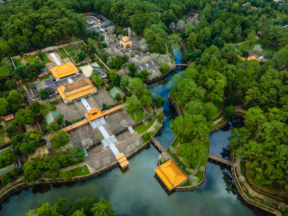 Construido en 1873, el mausoleo de Tu Duc se sitúa en el distrito de Thuy Xuan, en la ciudad de Hue. Se trata del cuarto emperador, quien reinó durante más de 36 años desde 1847, el reinado más largo entre todos los monarcas de la dinastía Nguyen. (Foto: VnExpress)