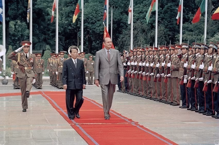 El presidente de Vietnam, Tran Duc Luong, encabezó la ceremonia de bienvenida a su homólogo francés, Jacques Chirac, quien realizó una visita oficial a Vietnam y participó en la VII Cumbre de la Francofonía en Hanoi del 12 al 16 de noviembre de 1997. (Foto: VNA)