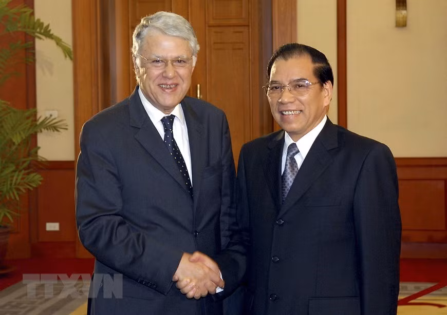 El secretario general del Partido Comunista de Vietnam, Nong Duc Manh, recibe al primer ministro de Marruecos, Abbas El Fassi, durante su visita a Vietnam en 2008. (Foto: Nhan Sang/VNA)