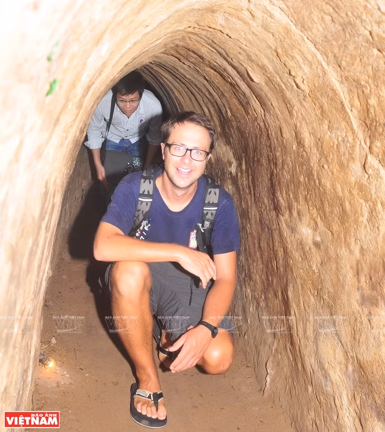 Visitantes en los túneles de Cu Chi. Foto: Archivo de la Zona de vestigio histórico de los túneles de Cu Chi.