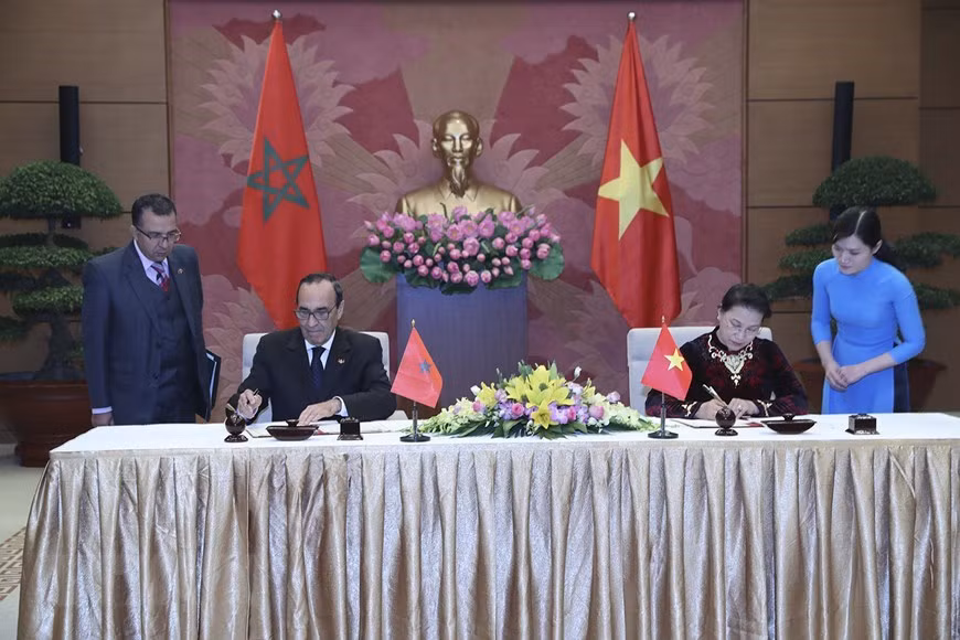 La presidenta de la Asamblea Nacional de Vietnam, Nguyen Thi Kim Ngân, y el titular de la Cámara de Representantes de Marruecos, Habib El Malki, firman el 18 de diciembre de 2017 en Hanoi, un acuerdo de cooperación. (Foto: Trong Duc/VNA)
