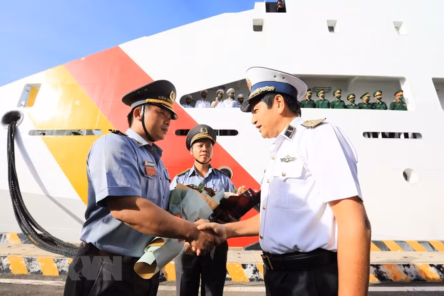El contraalmirante Ngo Minh Thuan, comisario político de la región, y los oficiales y soldados de la delegación. (Fuente: VNA)