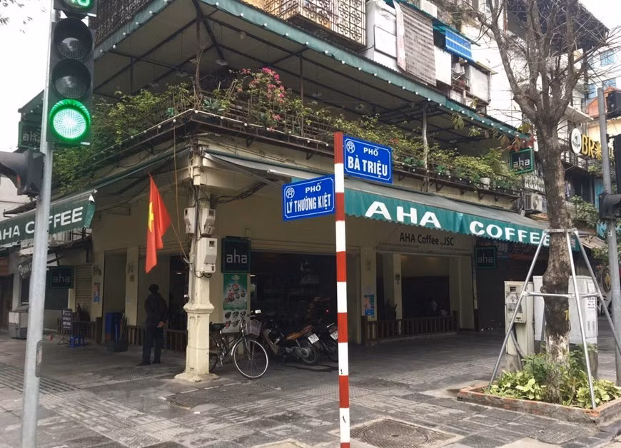 Una cafetería cerrada en la calle de Ba Trieu (Foto: VNA)