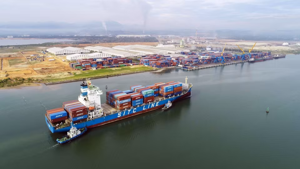 El puerto de Chu Lai (Quang Nam) es un puerto de agua profunda con un sistema logístico sincrónico. En operación desde mayo de 2012, el establecimiento se encuentra en el río Truong Giang. (Foto. VNA)