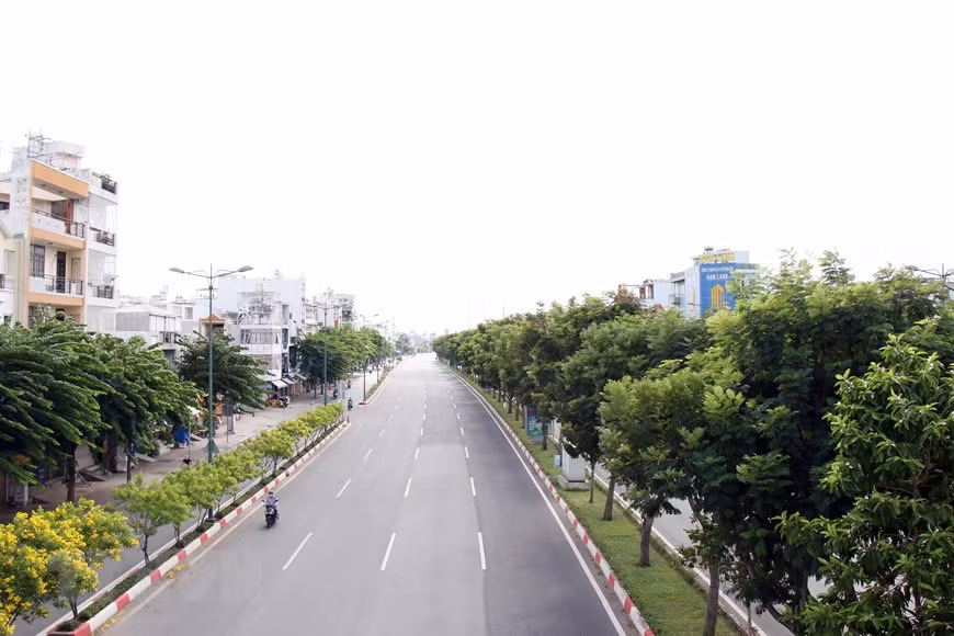  Calle Pham Van Dong, una de las principales vías que conectan la urbe de Thu Duc con el centro de Ciudad Ho Chi Minh, luce desierta. (Foto: VNA)