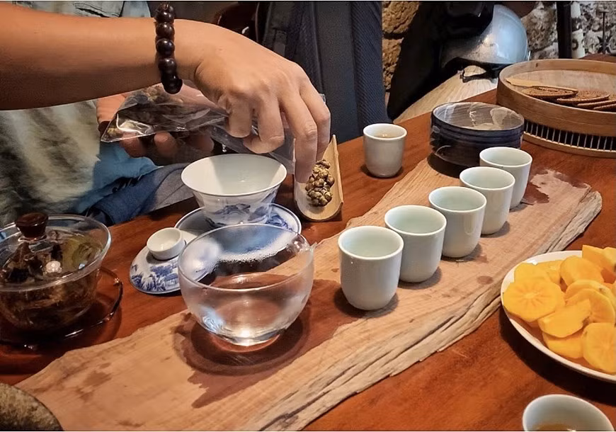 Hanoi se vuelve más romántico y hermoso cuando llega el otoño. Sin embargo, debido al estallido de la pandemia del COVID-19, los habitantes de la capital tienen que cumplir las medidas del distanciamiento social. Hasta el 30 de agosto, la ciudad contabilizó más de tres mil casos desde que la cuarta ola de coronavirus azotó el país a fines de abril. La ciudad ha aplicado el distanciamiento social desde el 24 de julio para frenar la propagación de la pandemia. A pesar de ello, la gente puede sentir el ambiente otoñal cuando se queda en casa y bebe el té de crisantemo elaborado de una flor típica de la región norteña. (Foto: Mai Mai/Vietnam+) 