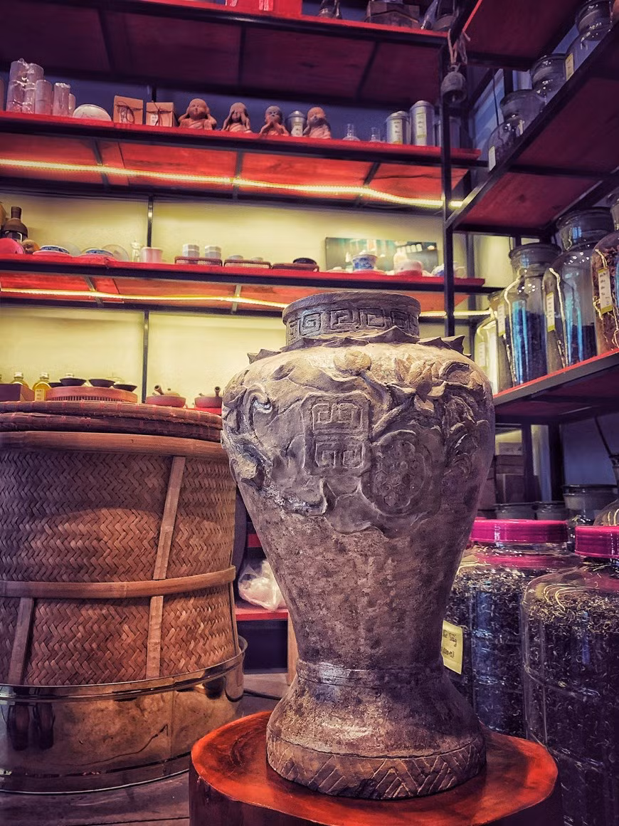 Diferentes tipos de flores de crisantemo le darán al té diferentes sabores. Una vez recolectadas, las flores se limpian, secan y se colocan en un frasco junto con el té. Se dice que el té de crisantemo tiene una gran cantidad de beneficios para la salud. Puede ayudar a reducir la inflamación, servir como una buena fuente de vitaminas A y C y reducir la presión arterial y el colesterol. Por ejemplo, el potasio ayuda a que el corazón, los riñones y otros órganos funcionen correctamente. Los niveles adecuados de potasio en el cuerpo reducen el riesgo de hipertensión arterial, enfermedades cardíacas, derrames cerebrales, artritis, cáncer, trastornos digestivos e infertilidad. (Foto: Mai Mai/Vietnam+) 