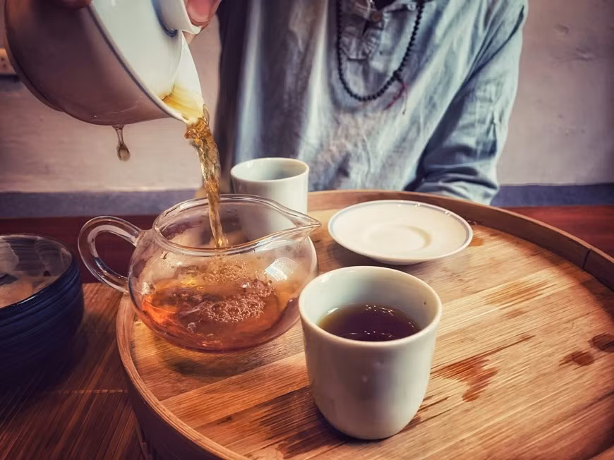El té se prepara sumergiendo flores de crisantemo secas en agua caliente a unos 90 grados centígrados. Espere unos 30-40 segundos. Los sabores del té y las flores se mezclan, creando un gusto especial para los bebedores. Todas las flores de crisantemo son comestibles, pero el sabor varía mucho de una planta a otra, de dulce a picante, amargo o picante. El crisantemo crece mejor a pleno sol y en suelo húmedo, rico y bien drenado. El té de crisantemo es un té de hierbas extremadamente potente. Es una buena fuente de vitamina B y vitamina C, además de minerales como calcio, hierro, magnesio y potasio. El té de crisantemo se puede preparar fácilmente en casa. (Foto: Mai Mai/Vietnam+)