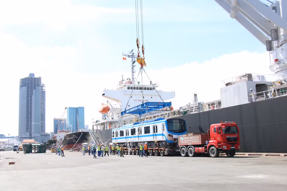 La descarga de los vagones en el puerto de Khanh Hoi. (Foto: VNA)