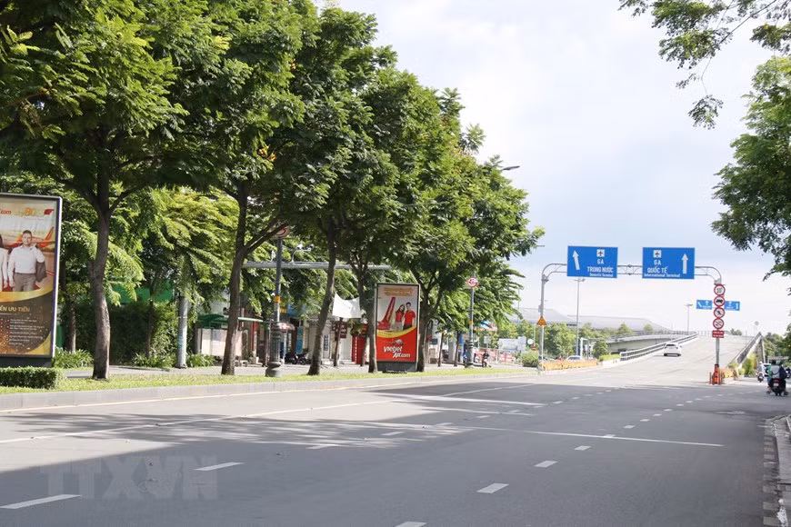 Debido a la reducción de los vuelos, la vía Truong Son hacia el aeropuerto de Tan Son Nhat carece de su actividad habitual. (Foto: VNA)