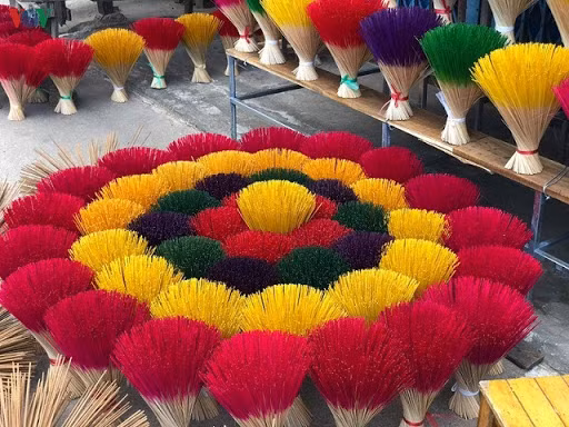 En el pasado, las varillas de incienso se hacían en solo dos colores: marrón y rojo, pero hoy día, se pueden encontrar en los colores del arco iris (Foto: VNA) 