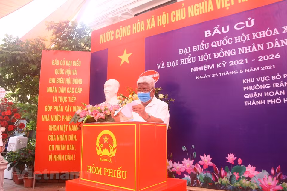Las elecciones se celebran después del XIII Congreso Nacional del Partido Comunista, un evento de importancia estratégica para la renovación integral y el desarrollo rápido y sostenible del país en el nuevo período. En ese sentido, la selección de las personas calificadas a la Asamblea Nacional y los Consejos Populares constituye una tarea clave del Partido, el pueblo y el ejército en 2021. De los 866 candidatos, los electores seleccionarán a 500 diputados del Parlamento, tres mil 726 miembros de los Consejos Populares provinciales, 22 mil 952 de los distritales y 242 mil 312 a nivel de comuna. En la foto: Nguyen The Duyet, exmiembro del Buró Político y expresidente del Comité Central del Frente de la Patria de Vietnam emite su voto. (Foto: Vietnam +)
