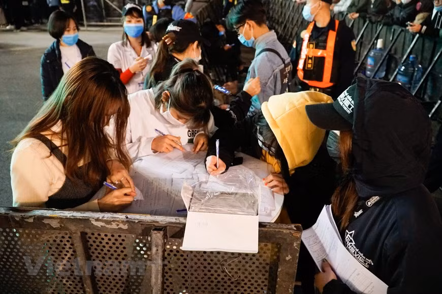 Los espectadores de la Cuenta Regresiva realizan la declaración médica antes de entrar en el evento. (Fuente: VNA)
