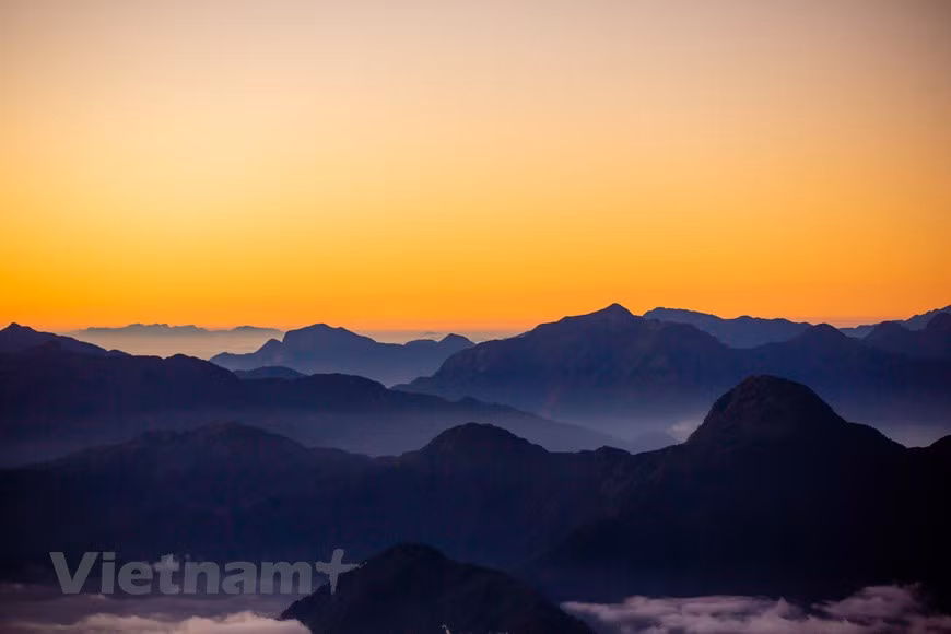 Momento cuando cielo se vuelve dorado. (Foto: Vietnam+)