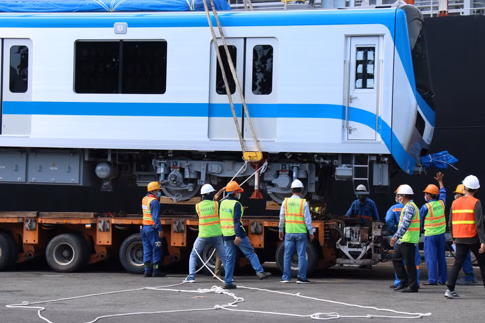 El primer vagón del tren número 4 fue descargado del barco Pulang Tala y puesto en un vehículo especializado para su traslado. (Foto: VNA)