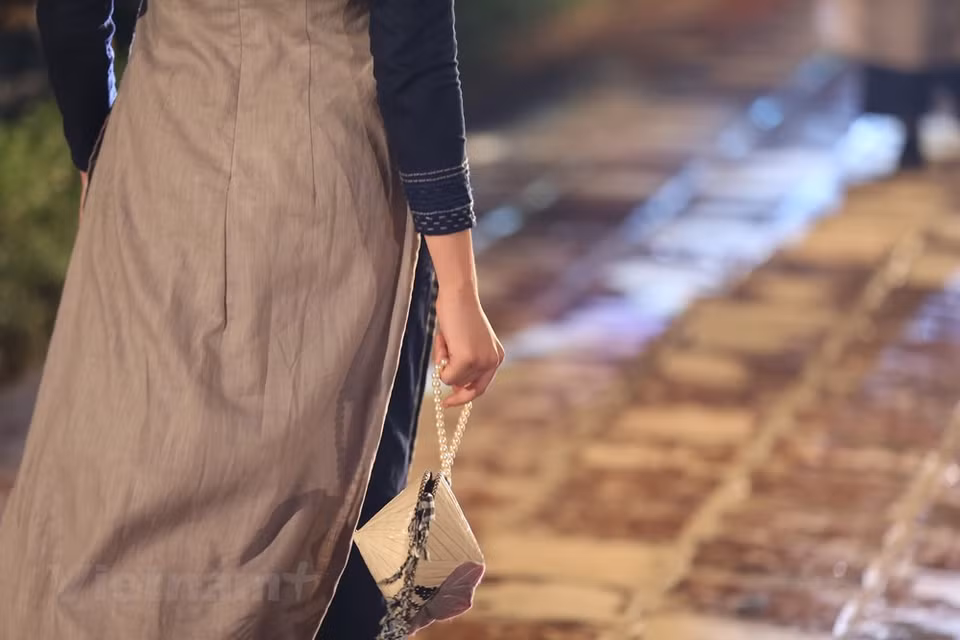 El Ao Dai, creado en el siglo XVII, es una legítima expresión de la cultura nacional de Vietnam y la prenda que por antonomasia contiene el alma y el carácter de la mujer vietnamita. Este atavío se caracteriza por su sencillez, pues consta de una túnica larga ligeramente ceñida en la parte superior y por lo regular de seda, que se usa sobre unos pantalones algo ajustados en las caderas y la cintura. Por su belleza y elegancia, el Ao dai -túnica tradicional de las mujeres vietnamitas- se ha convertido en el vestido preferido para los vietnamitas en las ocasiones formales y ceremonias tradicionales. Los vestidos están diseñados con diferentes tipos de telas como la seda y cáñamo como una forma para honrar a los valores tradicionales de Vietnam. (Foto: Vietnam+)