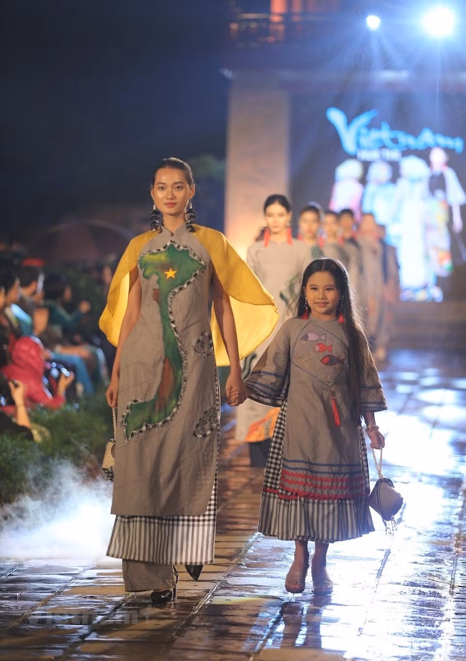 La versión primitiva de un Ao Dai fue un vestido de cuatro piezas, con una falda larga negra y un cinturón de tela de colores (surgido alrededor del año de 1744). Más tarde, ese atuendo fue rediseñado para ser más simple, con colores oscuros. En el siglo XIX, las mujeres de la nobleza usaban ao ngu than (un vestido de cinco piezas), para distinguirse de la clase baja. A principios del siglo XX, se introdujo el Ao Dai lémur, con detalles occidentales como mangas abullonadas y cuello en V. Sin embargo, se consideró indecente y contrario a los valores tradicionales. Después de que el Ao Dai lémur se desvaneció con el tiempo, el pintor Le Pho volvió a cambiar el Ao Dai, agregando detalles elegantes que eran más adecuados para la mujer y la cultura vietnamitas. (Foto: Vietnam+)