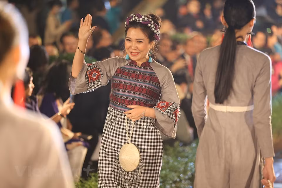 En los últimos años, llevar un Ao Dai para pasear durante el año nuevo lunar se ha convertido en un hábito familiar de muchas mujeres, especialmente en las grandes ciudades. En esa ocasión, los vietnamitas prefieren usar un Ao Dai de color rojo y de algunos otros colores destacados como verde, rosado, violeta y amarillo, los cuales son diseñados con materiales y modelos muy diversos. Como el hábito de llevar Ao dai en ocasión del Año Nuevo Lunar se pone de moda, los diseñadores deben poner en juego su máxima creatividad en los modelos, pero garantizando la identidad tradicional. Una de las formas en que los diseñadores vietnamitas mantienen la belleza tradicional es el uso de patrones decorativos impregnados de características nacionales. (Foto: Vietnam+)