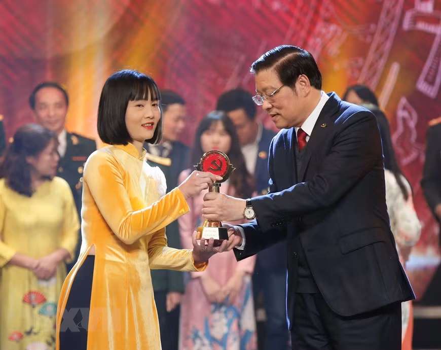 Cao Thi Thuy Duong, reportera del periódico electrónico Vietnamplus de la VNA, gana un premio de consolación. (Fuente: VNA)