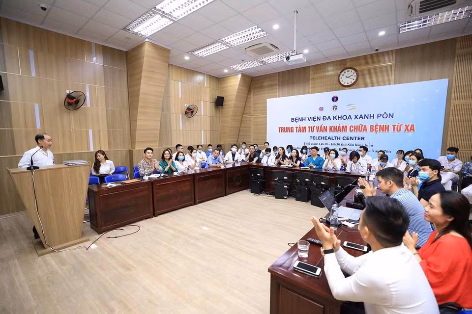 La Unión de Jóvenes de la VNA organiza un taller sobre las habilidades de tomar fotos para más de 50 médicos del Hospital General Saint Paul, Hanoi. (Foto: VNA)
