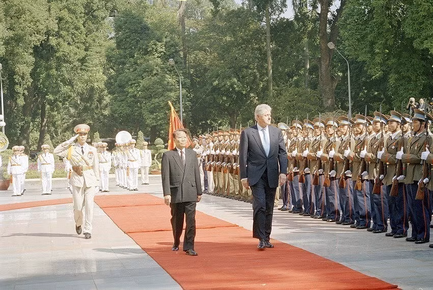 El presidente de Vietnam, Tran Duc Luong, encabezó la ceremonia de bienvenida al presidente de Estados Unidos, Bill Clinton, durante la visita del mandatario estadounidense a Vietnam del 16 al 19 de noviembre de 2000. (Foto: VNA)