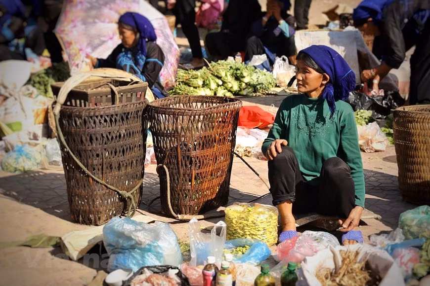 Estas fotos fueron tomadas en el mercado de fin de semana de la minoría étnica Ha Nhi en la comuna Y Ty del distrito de Bat Xat, la provincia montañosa del norte de Lao Cai, antes del 27 de abril, cuando comenzó la cuarta ola del COVID-19 en el país. Y Ty, a unos 70 kilómetros al norte de la famosa ciudad turística de Sa Pa, está bastante aislado debido a las altas montañas circundantes. Se ha convertido en un destino atractivo para turistas vietnamitas e internacionales gracias a sus hermosos arrozales y rituales tradicionales de adoración al bosque. La comuna, que se encuentra a dos mil metros sobre el nivel del mar, alberga a las minorías étnicas Hmong, Dao, Giay y Ha Nhi. (Foto: Vietnam+)