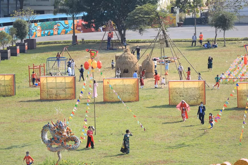 Visitantes disfrutan del Tet del pasado mediante los juegos folclóricos (Foto: VNA)
