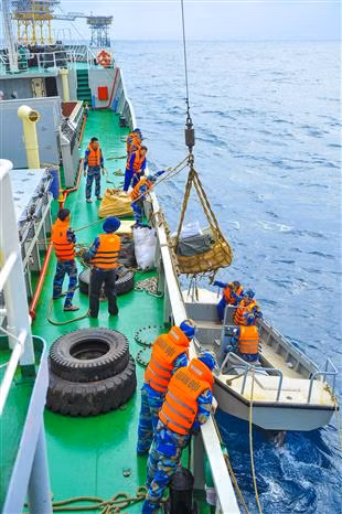 Trasladan productos y regalos por el Tet a la plataforma DK1/15. (Foto: VNA)
