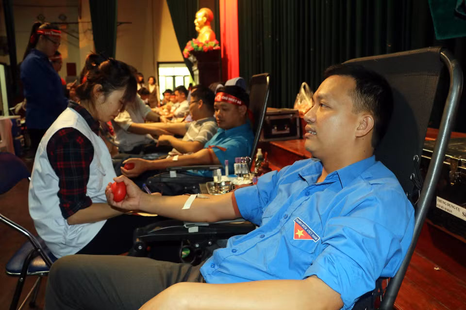 Jóvenes de la provincia de Nam Dinh participan en la donación voluntaria de sangre en respuesta al Programa “Domingo Rojo” en 2020 (Foto: VNA)