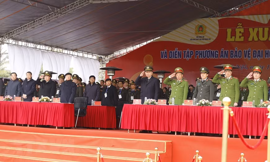 El miembro del Buró Político y permanente del Secretariado del PCV, Tran Quoc Vuong y los delegados participan en el acto de abanderamiento y ensayo para garantizar la seguridad del XIII Congreso Nacional del Partido. (Fuente:VNA)