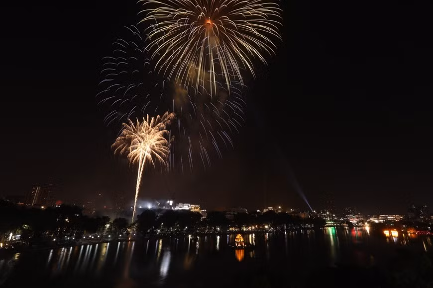 Justo a las 00:00 hora local del 1 de enero de 2021, en Hanoi se efectuaron espectáculos pirotécnicos en tres lugares: el área del lago Hoan Kiem, el parque Thong Nhat y el estadio de My Dinh. (Fuente: VNA)