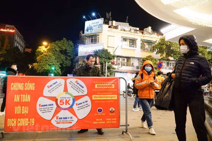 Autoridades demarcan las entradas para los peatones. En la barrera se coloca una pancarta sobre las medidas sanitarias 5K del Ministerio de Salud (Mascarillas, Desinfección, Distancia, Sin Multitudes y Declaración Médica). (Fuente: VNA)
