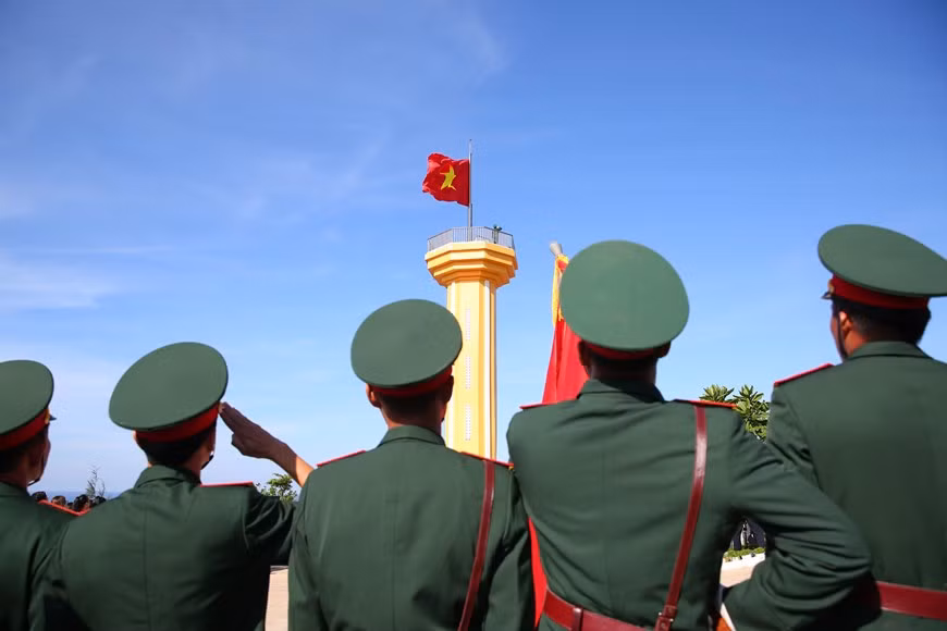 La ceremonia de izamiento de bandera en la cima de montaña de Thoi Loi (Foto: Lam Phan/Vietnam+)