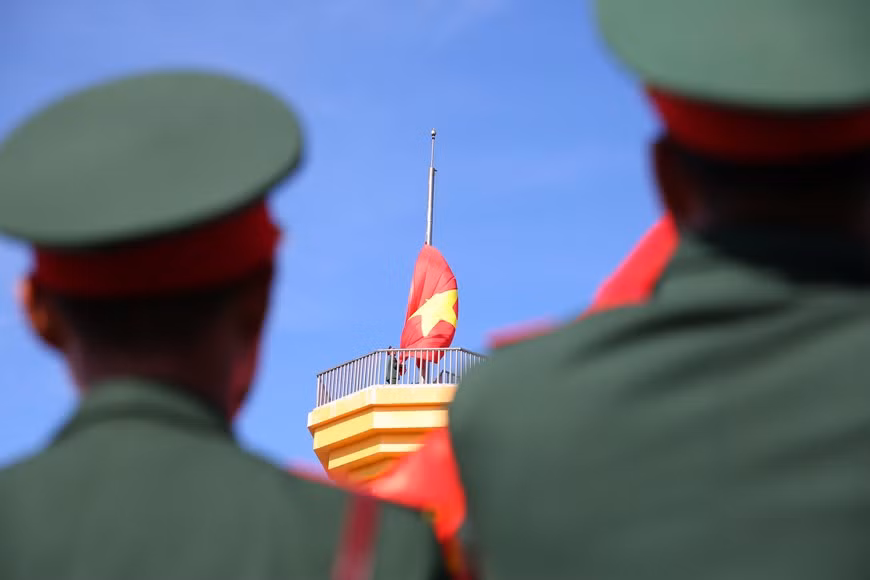 La ceremonia de izamiento de la bandera en la cima de la montaña de Thoi Loi (Foto: Lam Phan/Vietnam+)