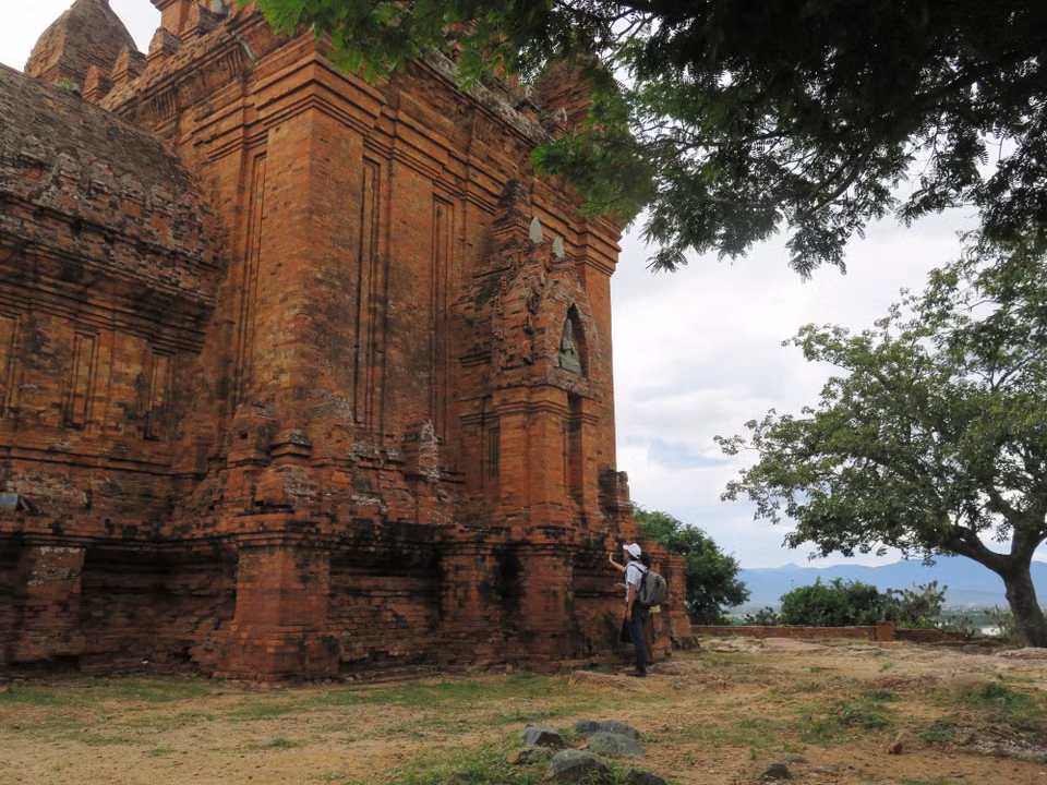 La obra incluye tres torres, a saber: la torre principal está dedicada a la estatua del rey Po Klong Garai, la torre de la puerta al este y la torre de Dios de Fuego con un techo en forma de barco. 