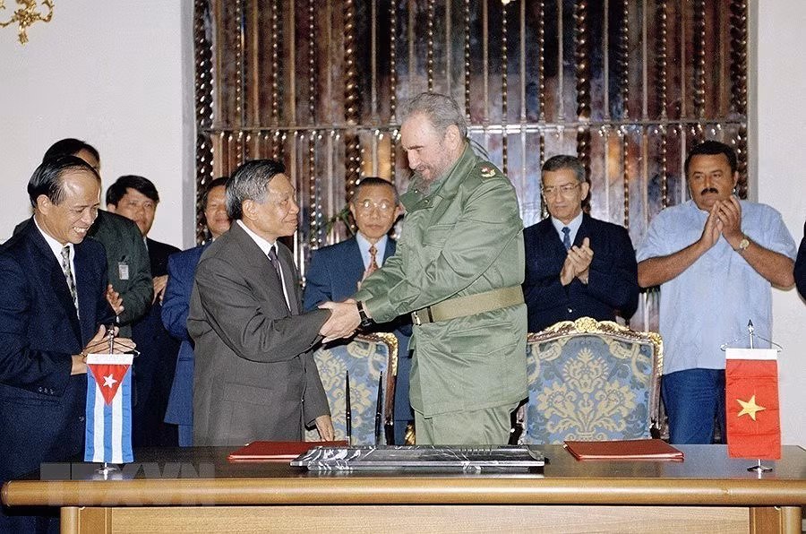 El secretario general del Partido Comunista de Vietnam, Le Kha Phieu, y el primer secretario del Partido Comunista de Cuba, Fidel Castro, después de la firma de la Declaración Conjunta en La Habana, durante su visita al país caribeño del 7 al 14 de julio de 1999. (Foto: VNA)