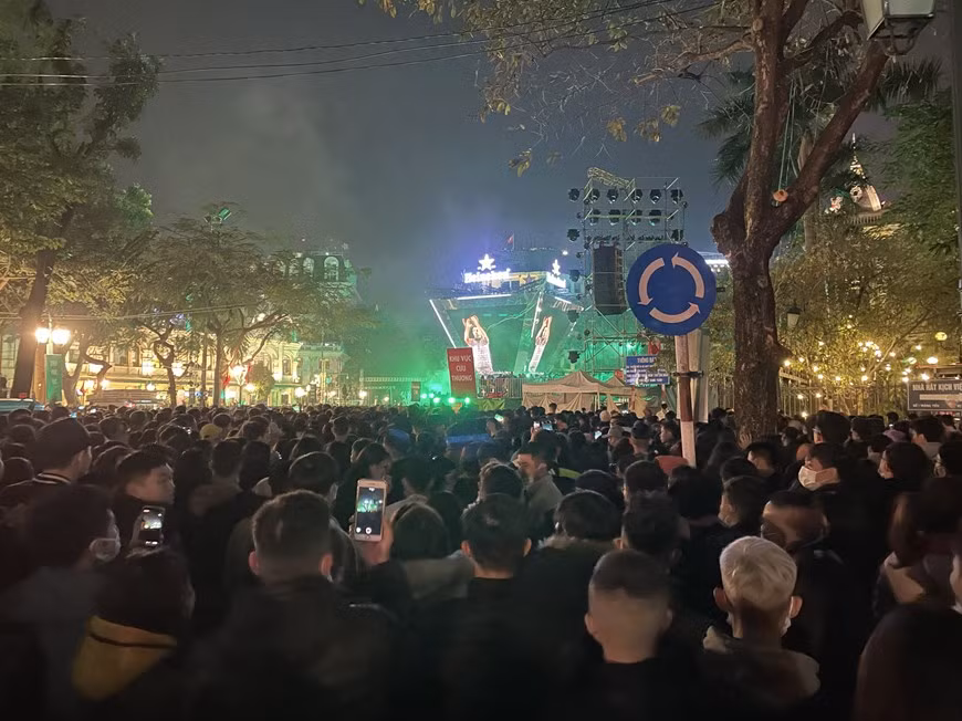 Pobladores disfrutan de una fiesta de luces y música. (Fuente: VNA)