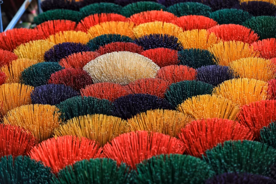 La vista de racimos de varitas de incienso de colores que se abren en abanico como ramos de flores llama la atención de cualquiera que pase por este lugar (Foto: VNA) 