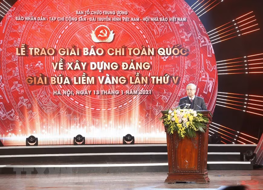 El miembro del Buró Político y permanente de la Secretaría del Comité Central del PCV, Tran Quoc Vuong, interviene en la cita. (Fuente: VNA)