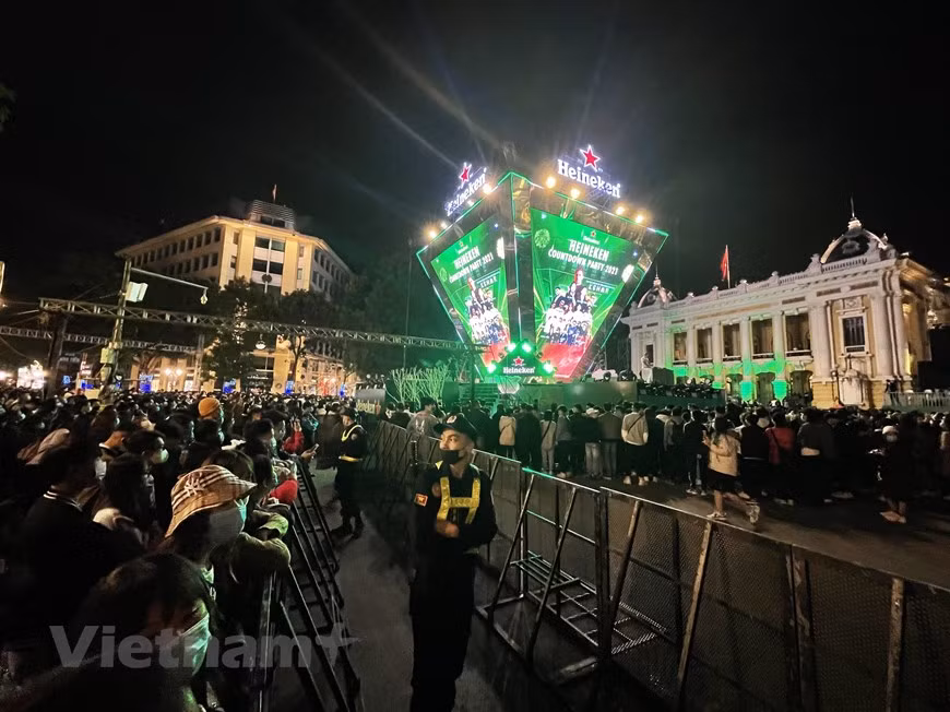 Una gran multitud en el área céntrica de Hanoi, donde se celebra el programa de Cuenta Regresiva para Año Nuevo. (Fuente: VNA)
