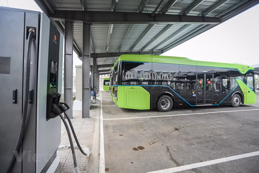 Se instalan estaciones de carga para el funcionamiento de los vehículos. Cabe destacar que el suministro se realiza a través del sistema de energía solar instalado en la cubierta del aparcamiento. (Foto: Vietnam+)