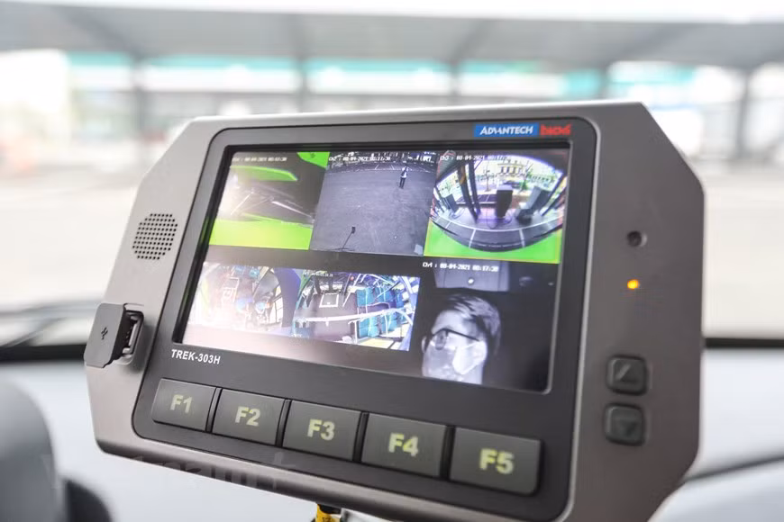 Los autobuses están equipados con una pantalla electrónica que informa los destinos para los pasajeros, puerto USB y cámaras de vigilancia, entre otros. (Foto: Vietnam+)