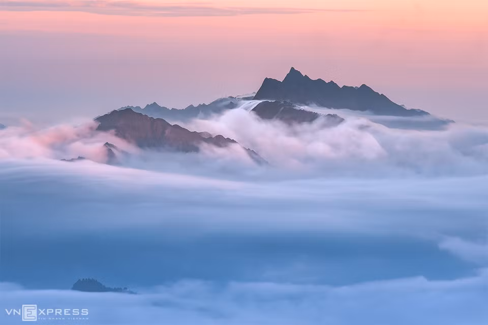 Ta Xua cautiva a todas las amantes de los viajes con su mar de nubes blancas, vagando entre las altas montañas. (Fuente: vnexpress.net)