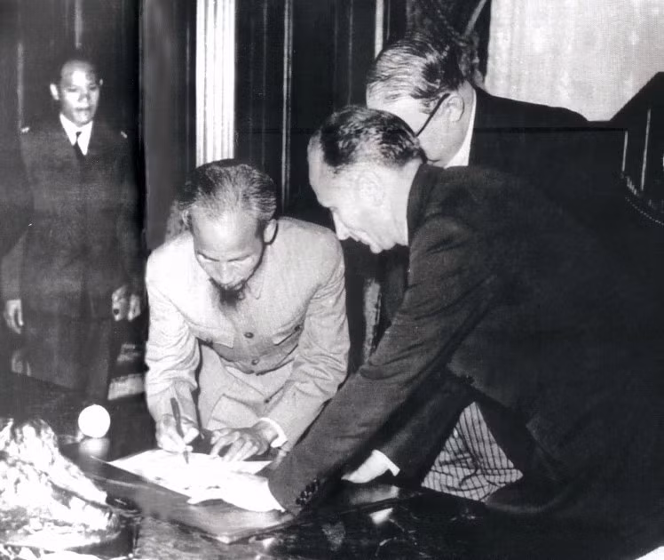El 14 de septiembre de 1946, en París, el Presidente Ho Chi Minh firmó con Francia un acuerdo temporal, realizando varias concesiones económicas y culturales con el fin de tener tiempo para preparar y consolidar la fuerza para una guerra de resistencia a largo plazo. Foto: Archivo/VNA