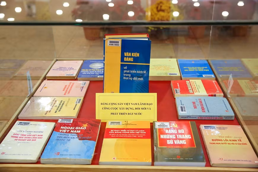 La muestra es una oportunidad para educar entre los pobladores, sobre todo los jóvenes sobre el patriotismo, la confianza y el orgullo sobre el Partido Comunista de Vietnam (PCV). En la muestra, se presentan fotografías, objetos y documentos que reflejan la trayectoria de liderazgo del PCV, tanto en las luchas pasadas por la independencia nacional, como en el proceso actual de modernización e integración internacional de Vietnam. La exposición incluye también áreas que exponen, en particular, las contribuciones del Ejército Popular a la construcción y defensa de la Patria y la confianza de la juventud vietnamita en el liderazgo del Partido y el Estado. (Foto: Minh Son/Vietnam+)