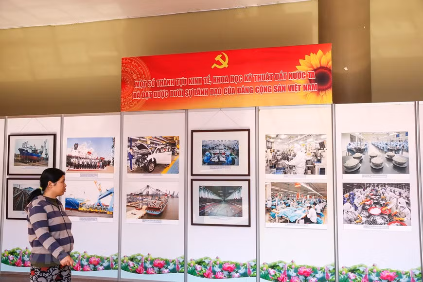 El viceministro de Deportes, Cultura y Turismo Hoang Dao Cuong dijo que la exposición ratifica el papel directivo del Partido Comunista de Vietnam en la lucha por la liberación nacional, renovación y construcción del país, así como los logros alcanzados por el pueblo vietnamita en la causa de construcción y defensa de la patria. El evento es organizado por el Ministerio de Cultura, Deportes y Turismo, en coordinación con la Biblioteca Nacional, el Museo de Historia Militar de Vietnam, el Museo de la Juventud de Vietnam y otros órganos relacionados. La muestra se desarrolla del 18 al 24 del presente mes en Hanoi. (Foto: Minh Son/Vietnam +)