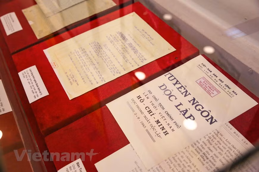 La fundación del Partido Comunista de Vietnam constituye un gran viraje a la Revolución vietnamita. El Partido fue creado, dirigido y forjado por el presidente Ho Chi Minh. Bajo la dirección del Partido, la revolución vietnamita ha logrado gloriosas victorias, abriendo una nueva época para el desarrollo de la nación vietnamita: época de la independencia nacional avanzando hacia el socialismo; iniciando una nueva era: era de Ho Chi Minh. En la muestra, se presentan fotografías, objetos y documentos que reflejan la trayectoria de liderazgo del PCV, tanto en las luchas pasadas por la independencia nacional, como en el proceso actual de modernización e integración internacional de Vietnam. (Foto: Minh Son/Vietnam +) 