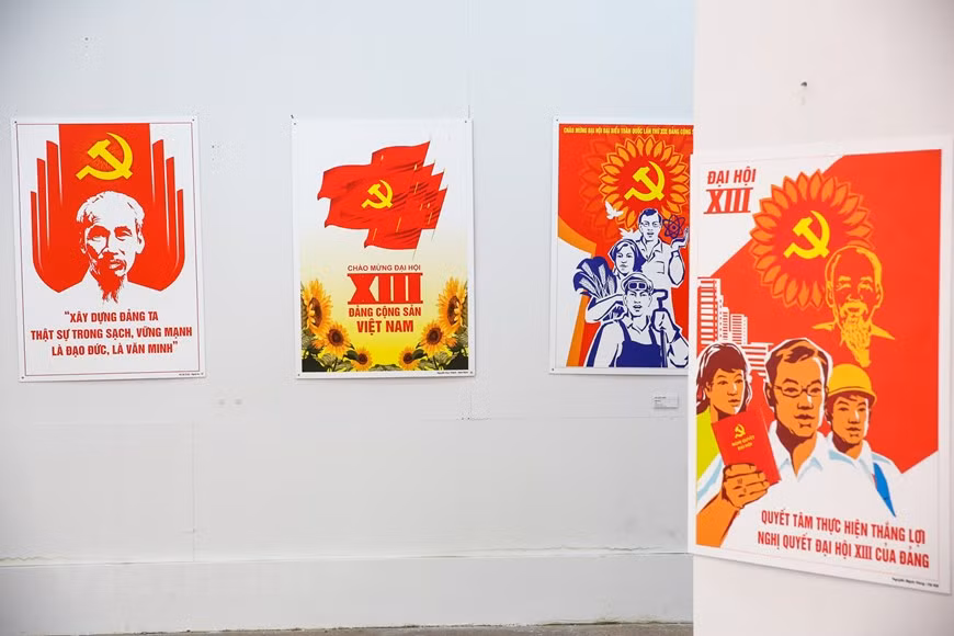 El evento es organizado por el Ministerio de Cultura, Deportes y Turismo, en coordinación con la Biblioteca Nacional, el Museo de Historia Militar de Vietnam, el Museo de la Juventud de Vietnam y otros órganos relacionados. La muestra se desarrolla del 18 al 24 del presente mes en Hanoi. La muestra presenta imágenes y documentales sobre el proceso de establecimiento del Partido Comunista de Vietnam (PCV) y revive la trayectoria del desarrollo de la organización. La fundación del PCV constituye un gran viraje a la Revolución vietnamita. El Partido fue creado, dirigido y forjado por el presidente Ho Chi Minh. (Foto: Minh Son/Vietnam +)